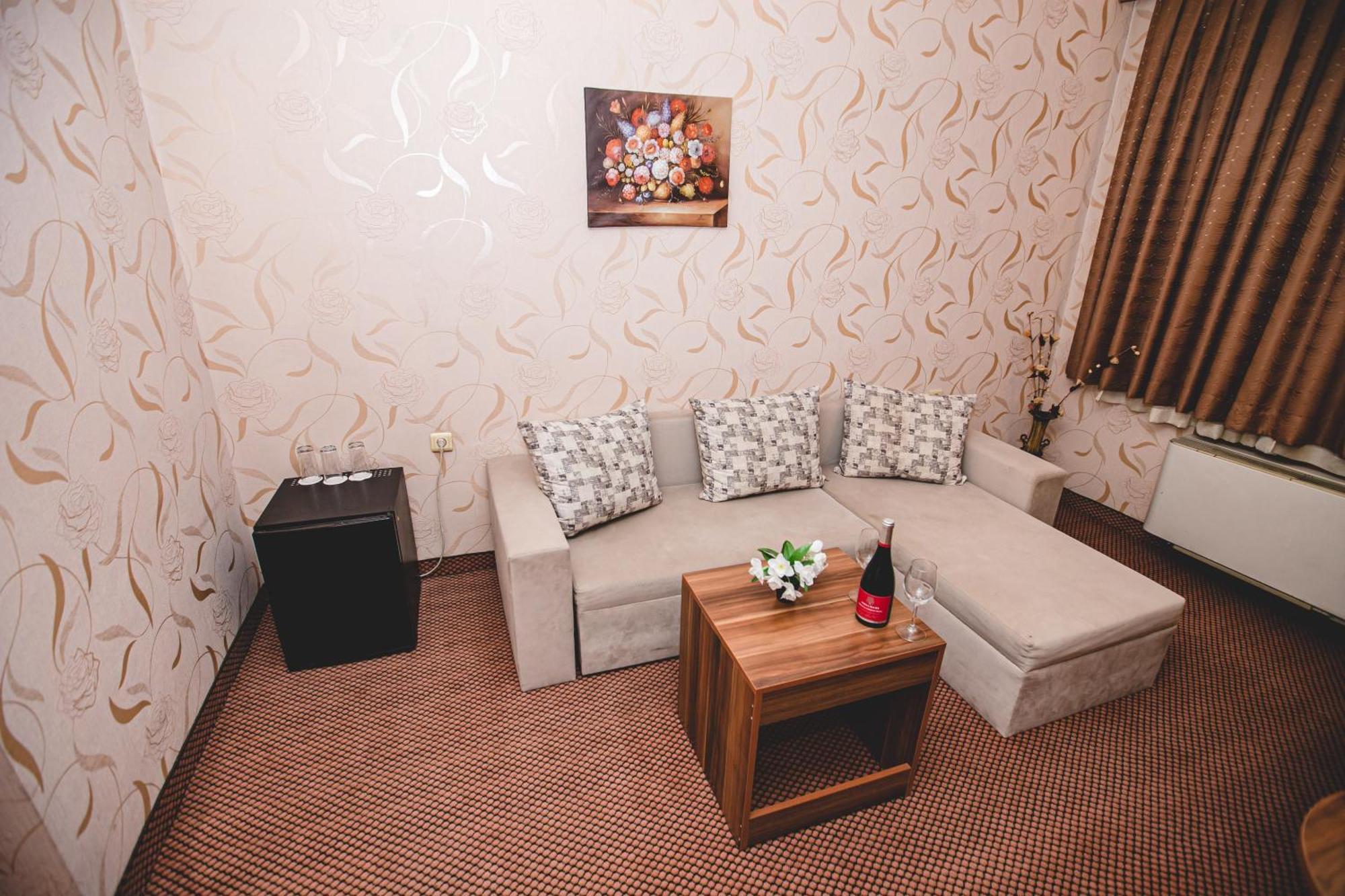 Rodopi Hotel Haskovo Esterno foto